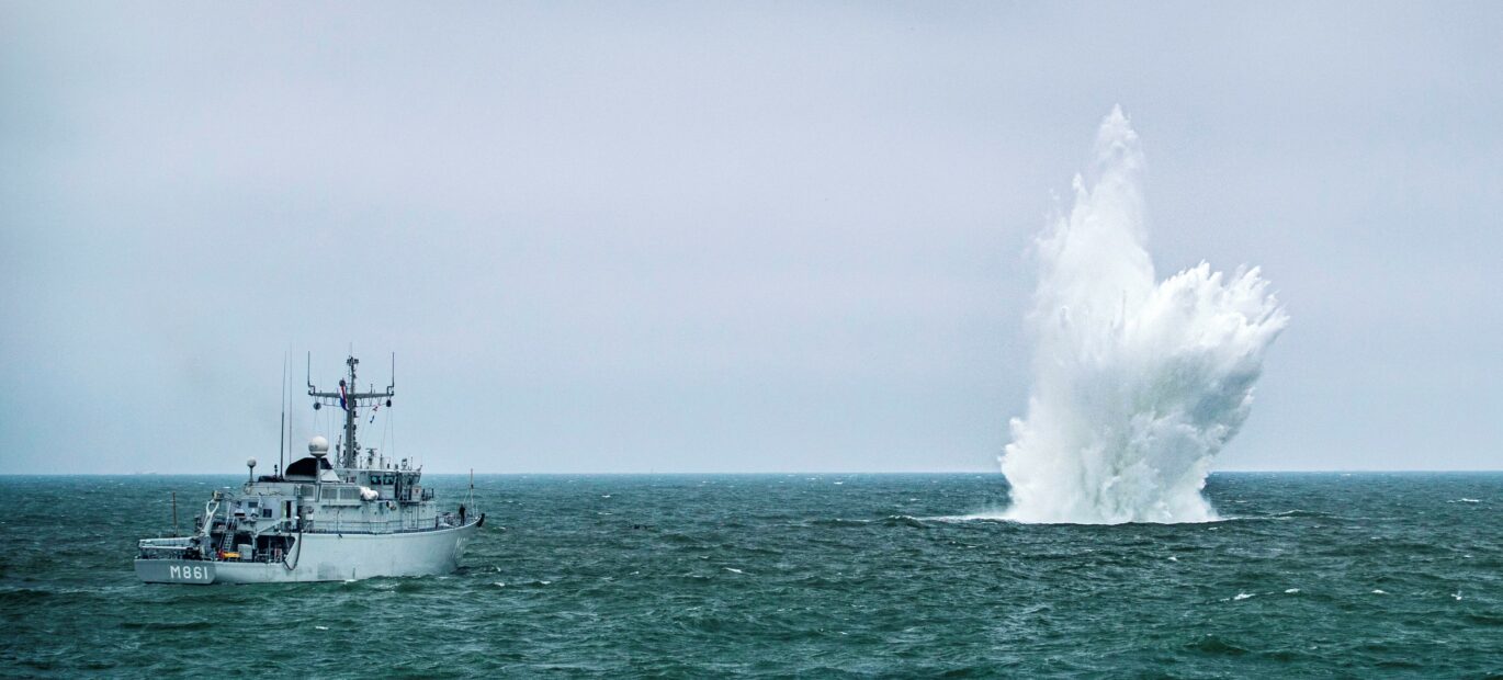 mijnenjager marine ruimt explosief